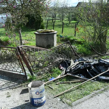 Tužni prizori s mjesta nesreće u kojoj je jutros poginuo muškarac u Sisku: Raščišćava se krš i lom