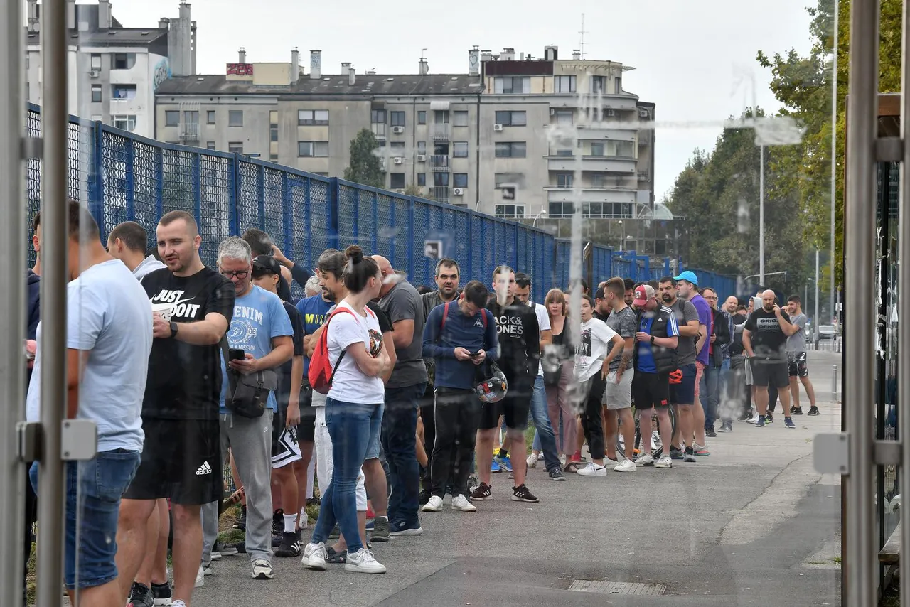 Navijači u redu za ulaznice Dinamo - Chelsea