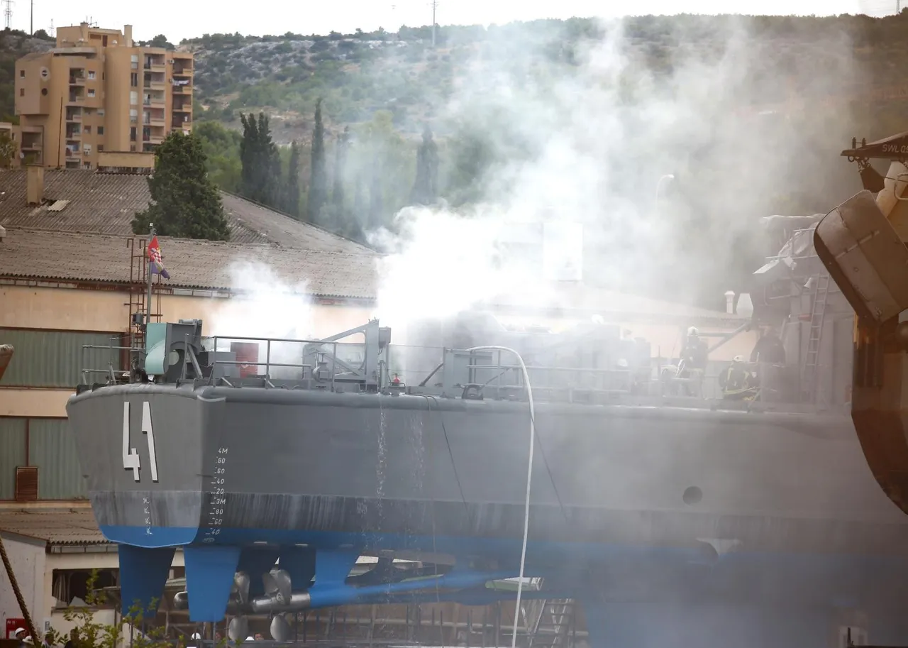 Šibenik: Izbio požar remontnom brodogradilišiu NCP  iz topovnjače Vukovar Hrvatske ratne mornarice