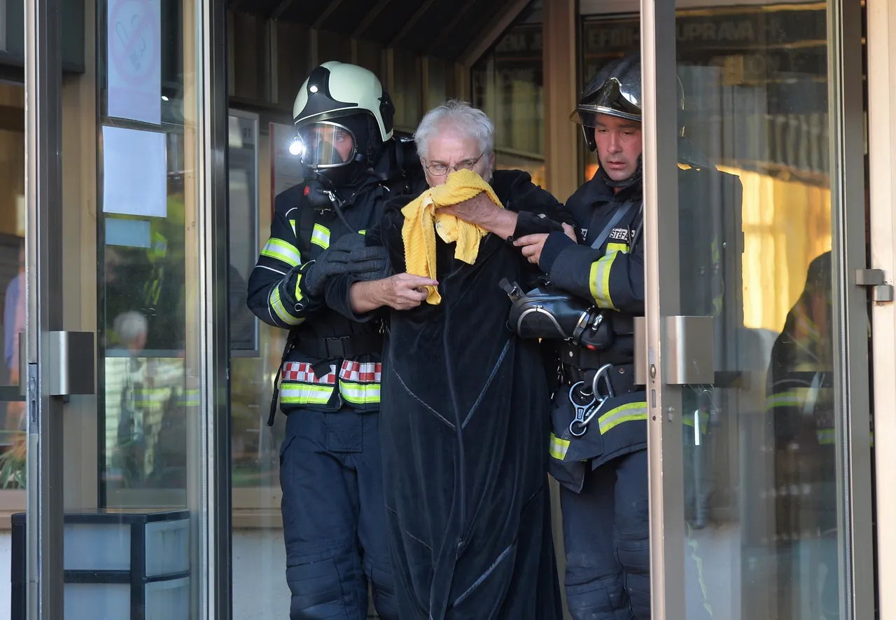 Dramatične scene u Zagrebu: zbog požara u jednoj od soba evakuirani štićenici Doma za starije osobe Sveti Josip