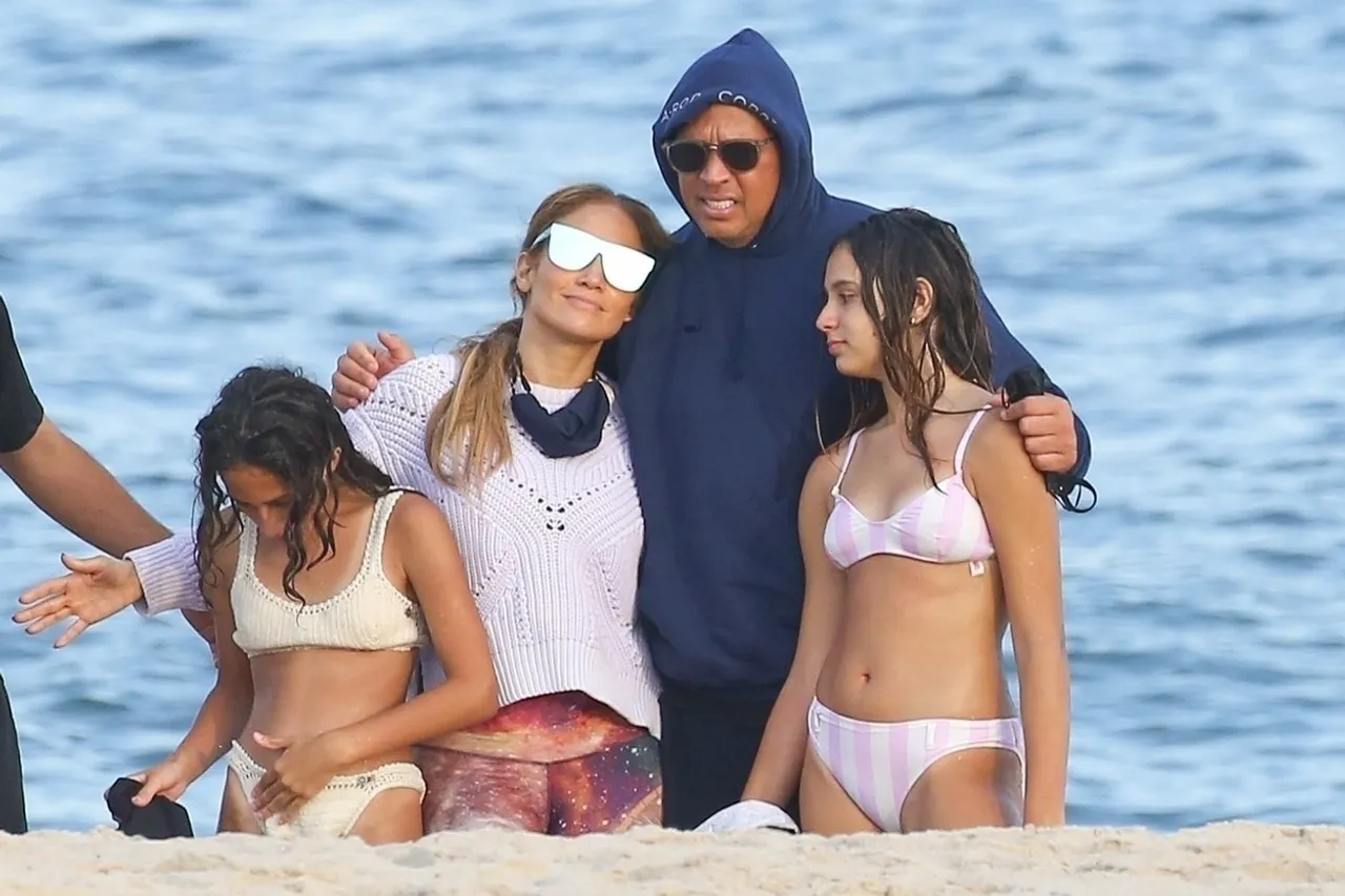 Jennifer Lopez sa zaručnikom i djecom