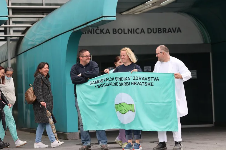 Zagreb: Brojni medicinski djelatnici prosvjedovali ispred KB Dubrava 