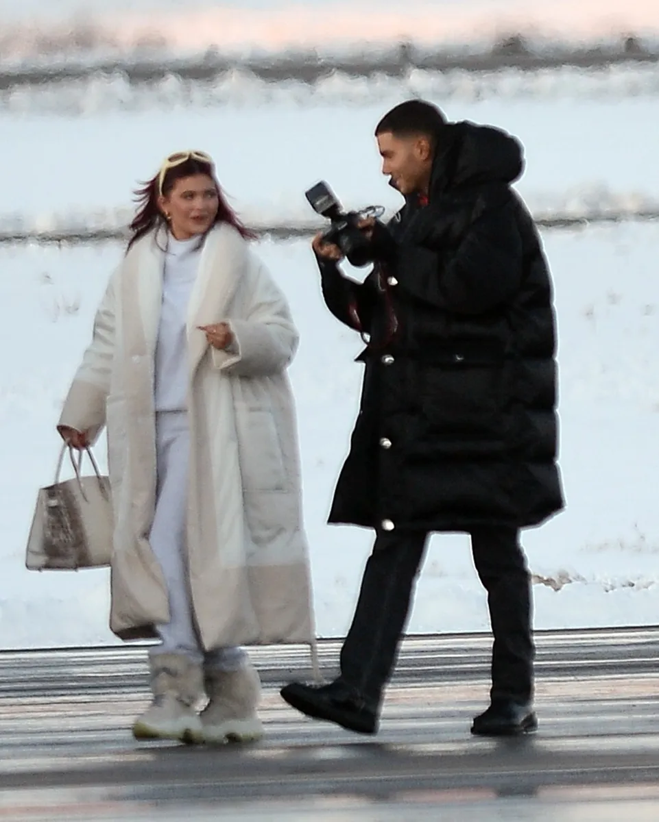 Kylie Jenner u Aspen je došla u društvu svoje sestre Kendall, a pokazala je i kako stylish može biti  u svakoj prigodi. Odijeva se u bijelo od glave do pete i stapa s okolišem.