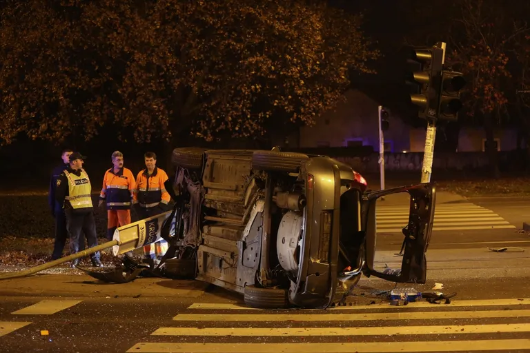 Zagreb: Automobil završio na krovu u prometnoj nesreći u Vukovarskoj kod Kruga