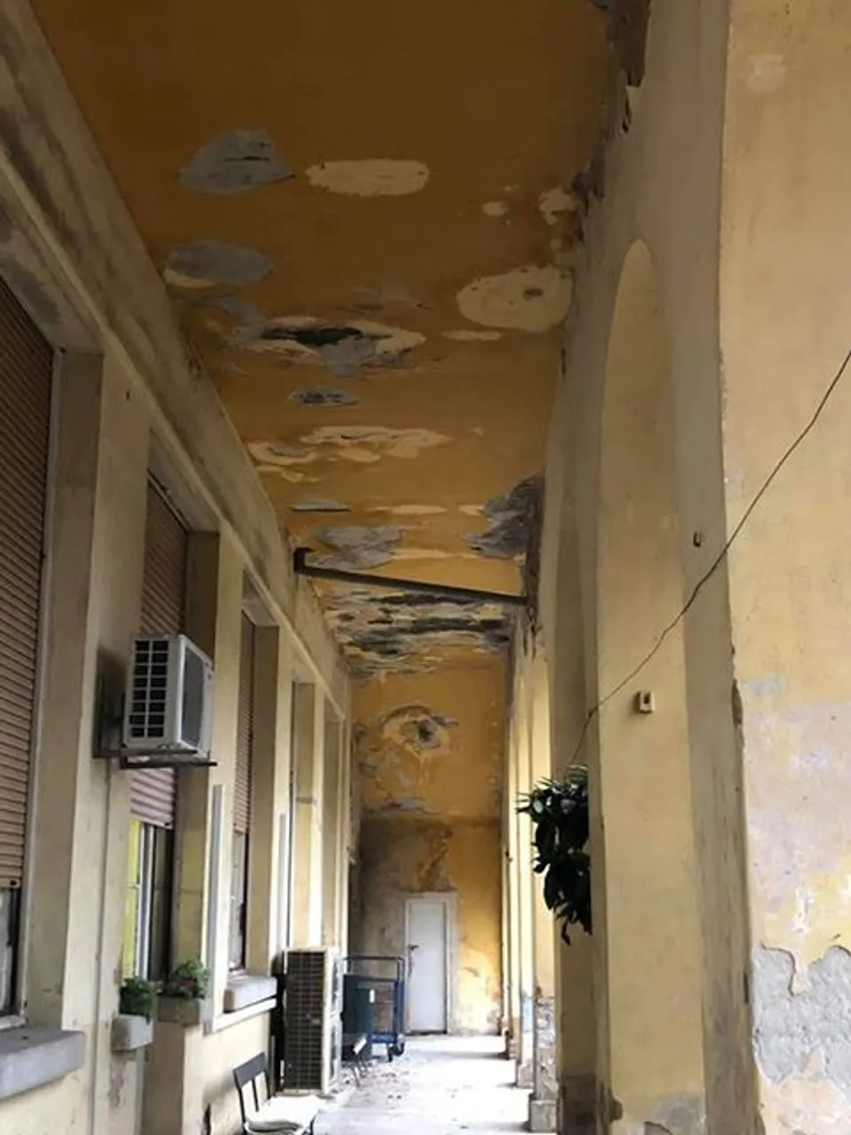 Šokantne fotografije Dječje bolnice Kantrida u Rijeci: Zgrada je stara, derutna i nesigurna, a ostale su u još gorem stanju
