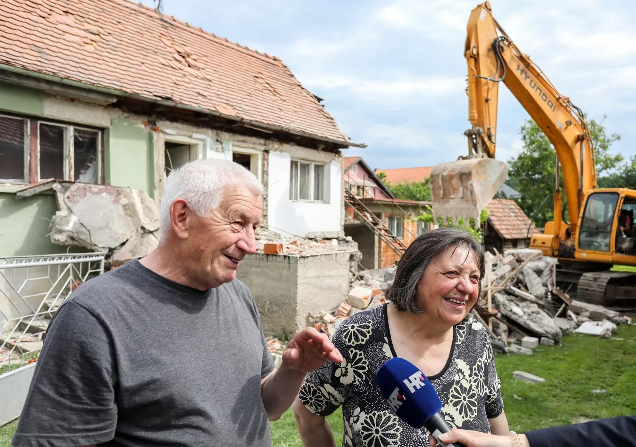 Rušenje prve kuće koja je stradala u potresu