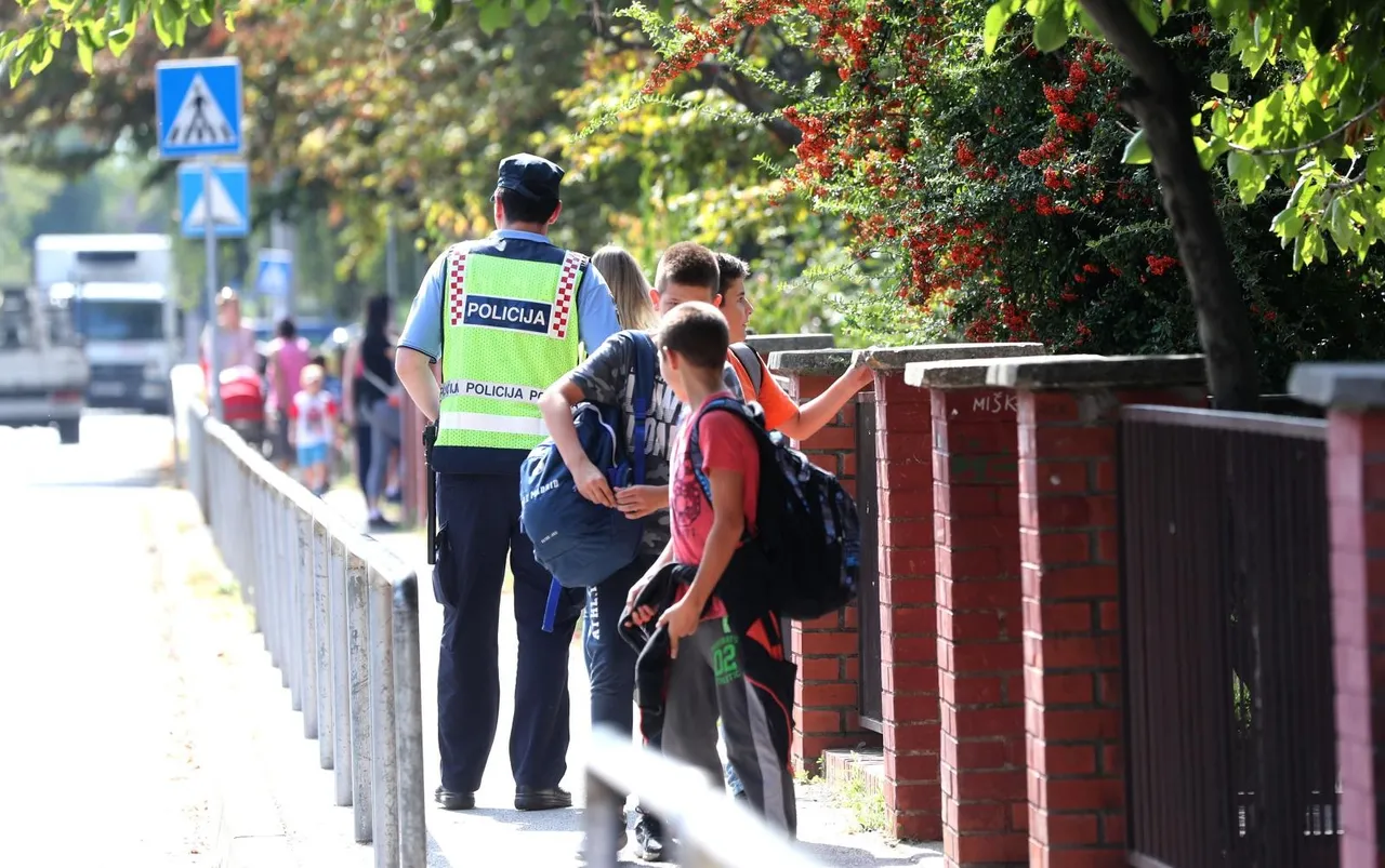 Policijska ophodnja ispred škole u Vukomercu