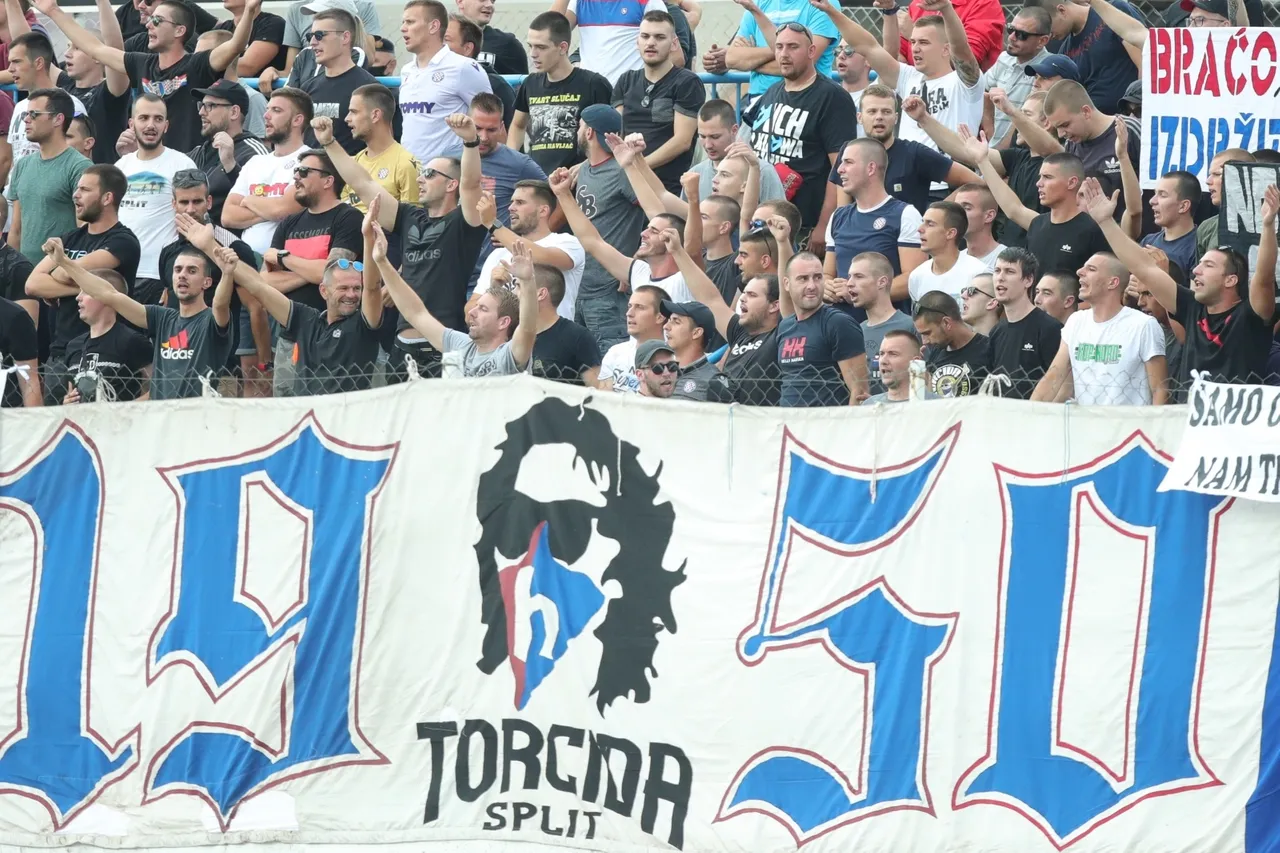 hajduk lokomotiva navijači tribine policija (8).jpg