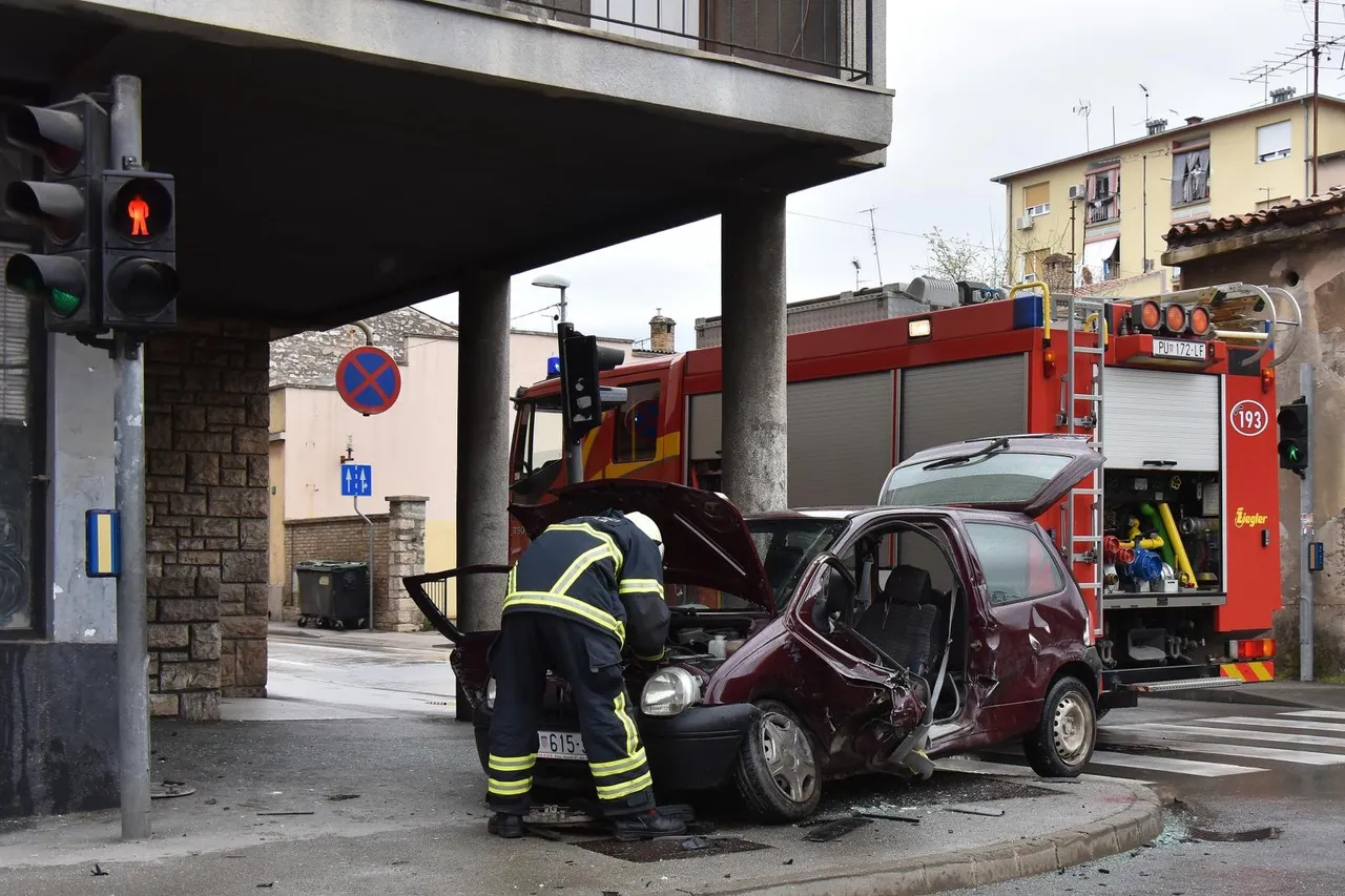 U stravičnom sudaru dva automobila ozlijeđene tri osobe