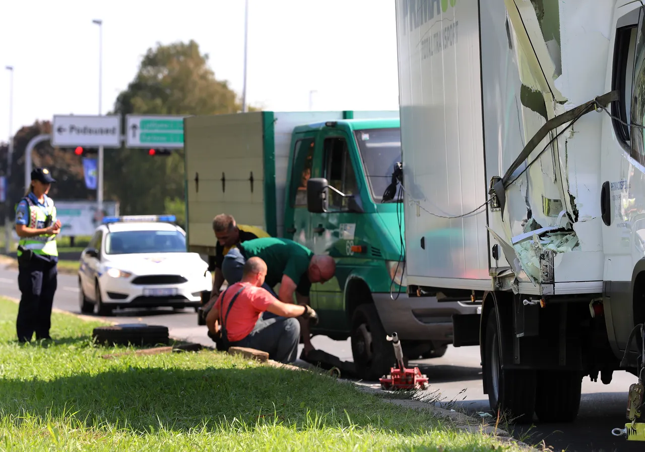 Zagreb: Jedna osoba ozlijeđena u sudaru dvaju kamiona