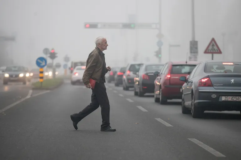 Pješaci se unatoč gustoj magli ne pridržavaju pravila u prometu