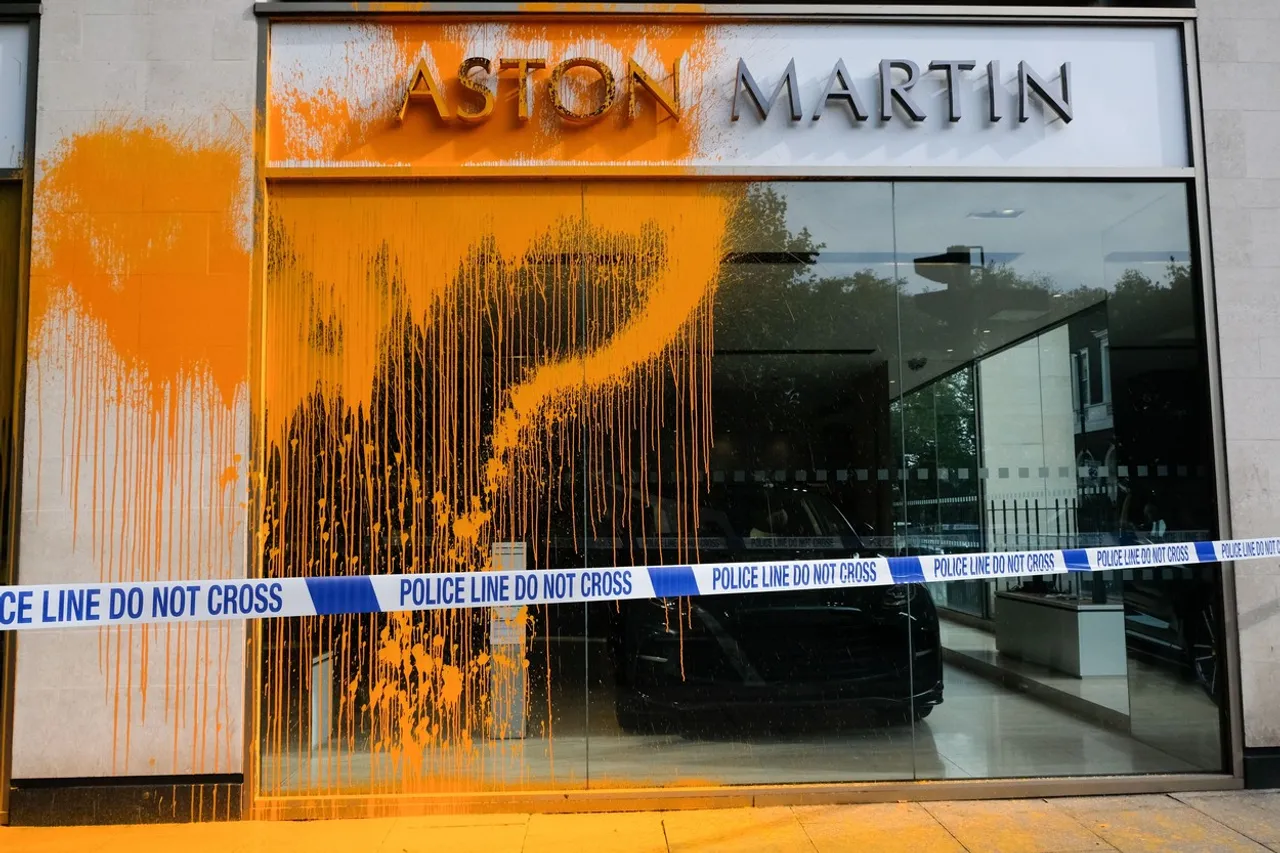 Aktivisti koji su juhom zalili Van Goghovu sliku, napali zastupništvo Aston Martina