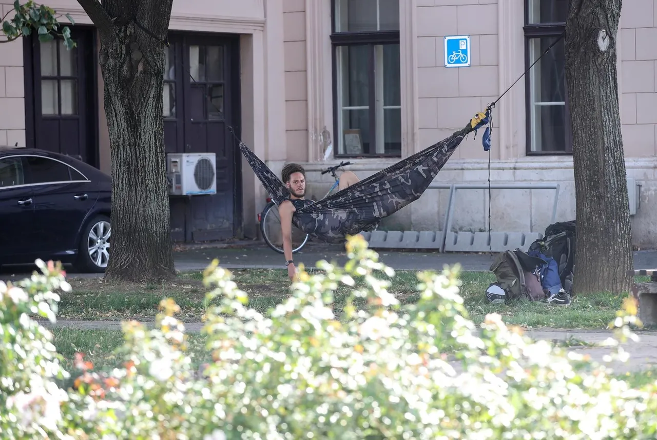 Turist na ležaljci kod Glavnog kolodvora