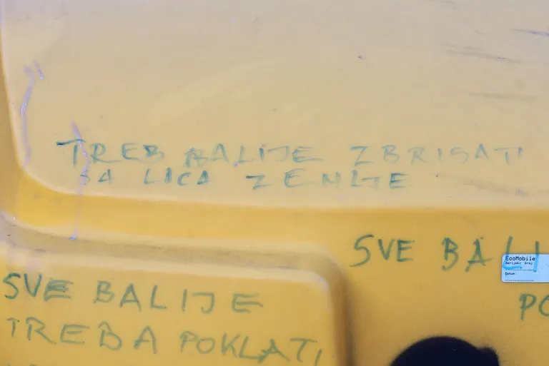 Na spremnicima za otpad u zagrebačkom naselju Črnomerec osvanule su poruke neprimjerena sadržaja koje raspiruju mržnju