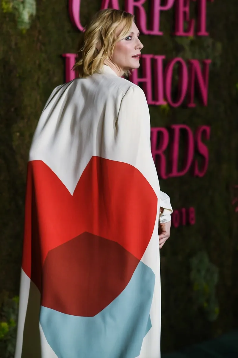 Cate Blanchett je modna ikona, a s ovim plaštom s oslikanim velikim crvenim srcem nas je oborila s nogu. 