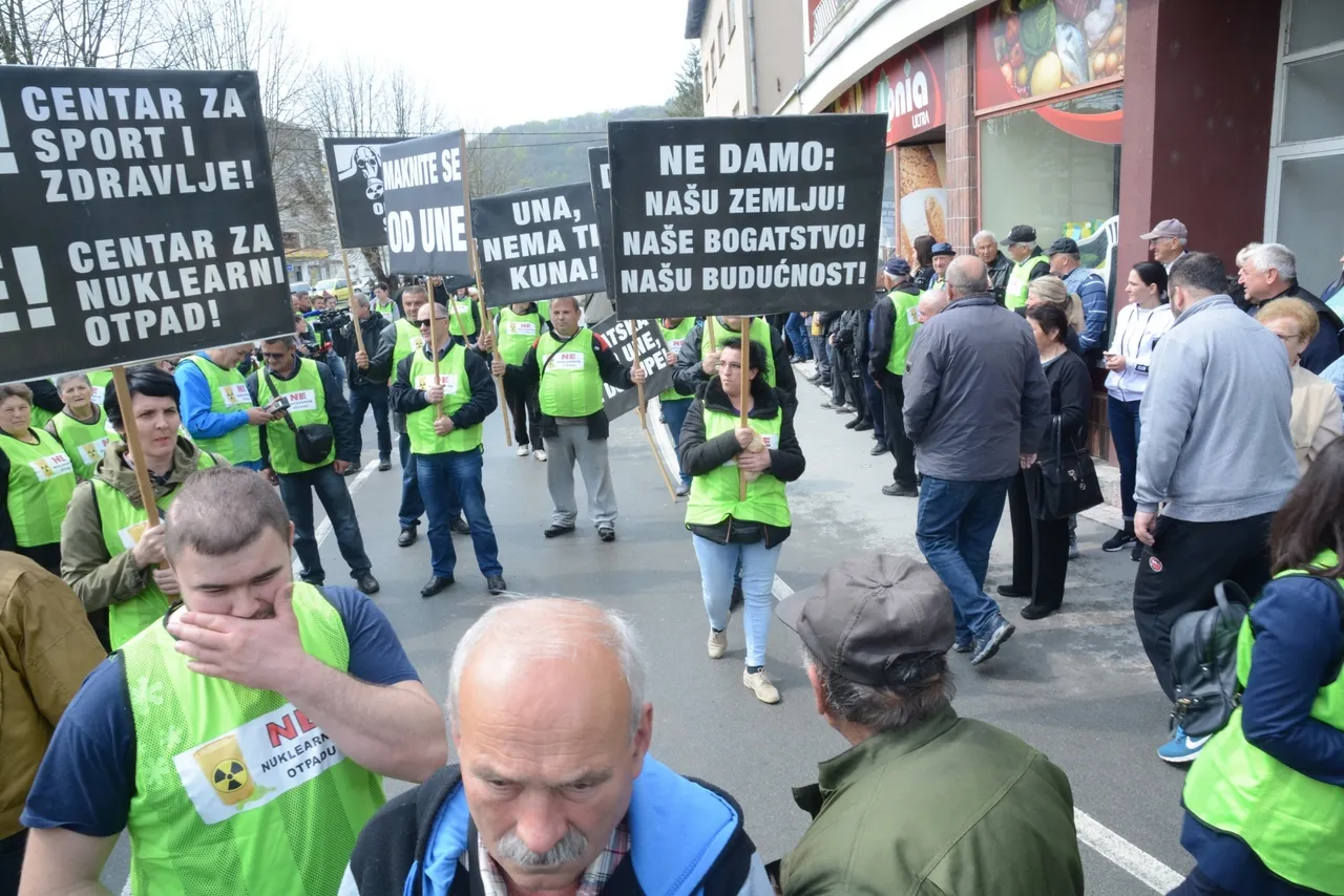Prosvjedovali uz parole 'Želimo zrak, a ne rak', 'Razvijamo kontinentalni, a ne nuklearni turizam'