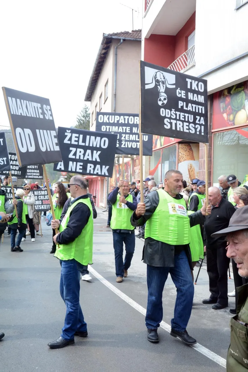 Prosvjedovali uz parole 'Želimo zrak, a ne rak', 'Razvijamo kontinentalni, a ne nuklearni turizam'