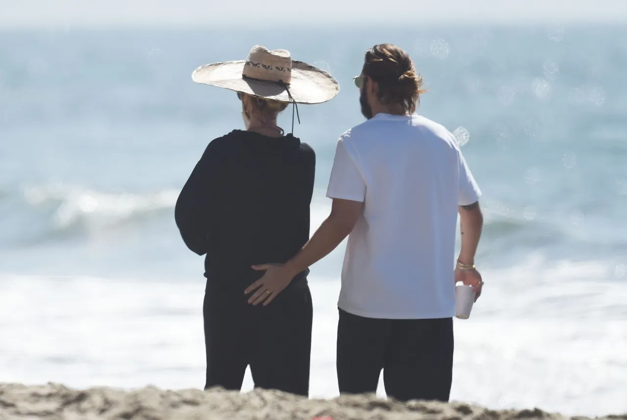 EXCLUSIVE: Heidi Klum enjoys a romantic walk on the beach with her husband Tom Kaulitz