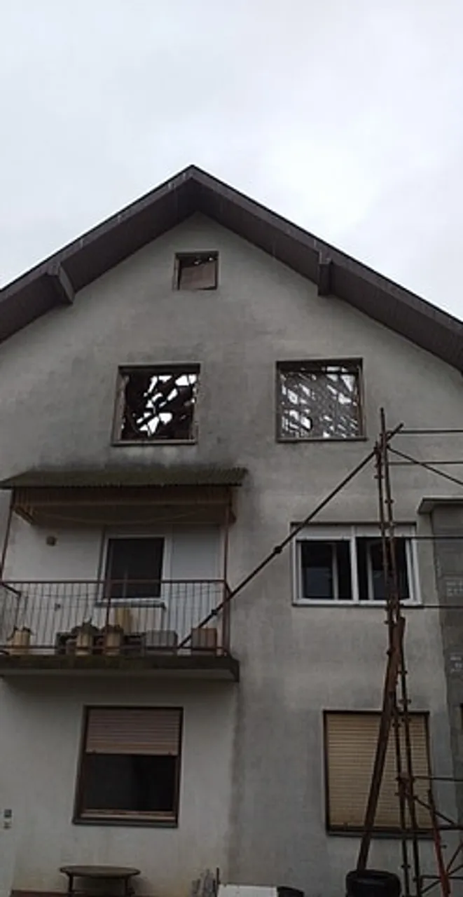 Grom udario u kuću: Probio krov i izbio prozore dok je dijete spavalo u sobi