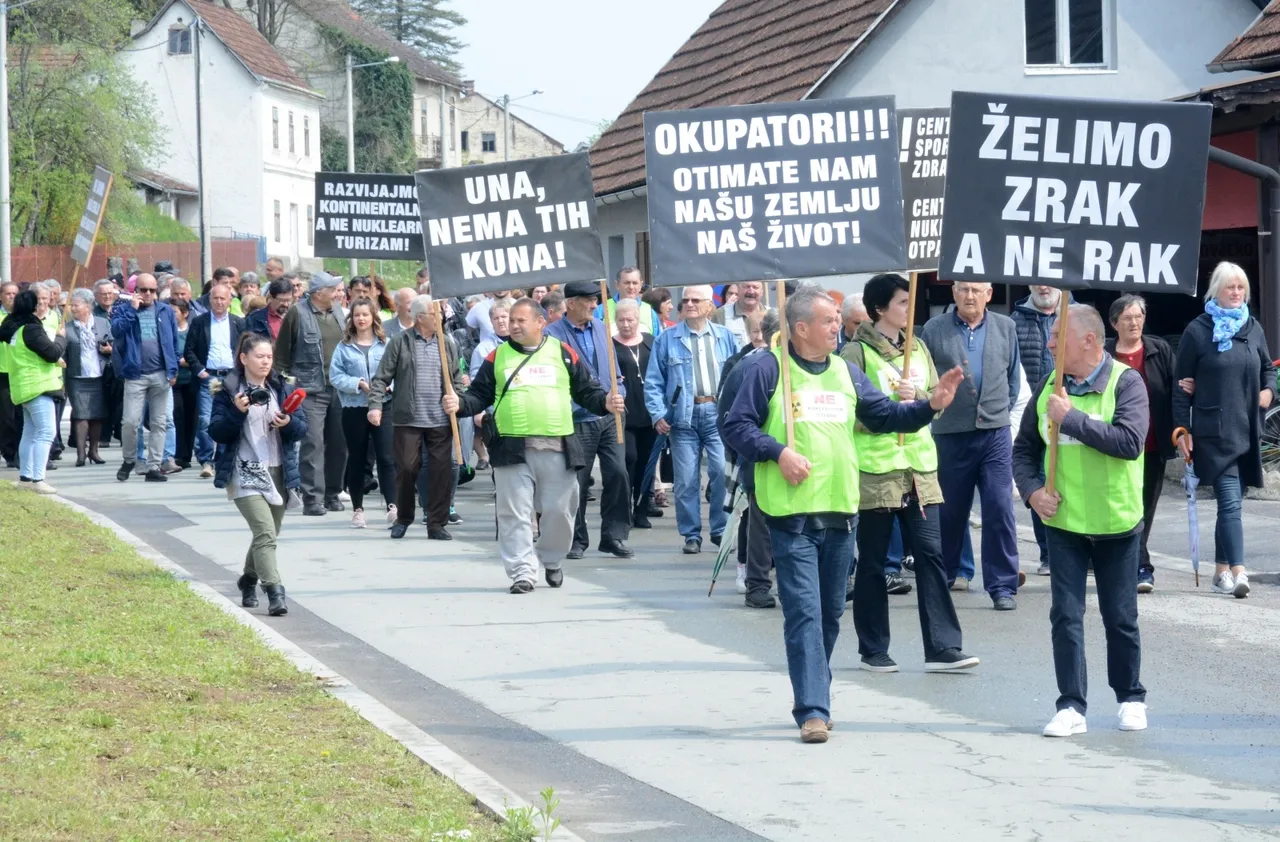 Prosvjedovali uz parole 'Želimo zrak, a ne rak', 'Razvijamo kontinentalni, a ne nuklearni turizam'
