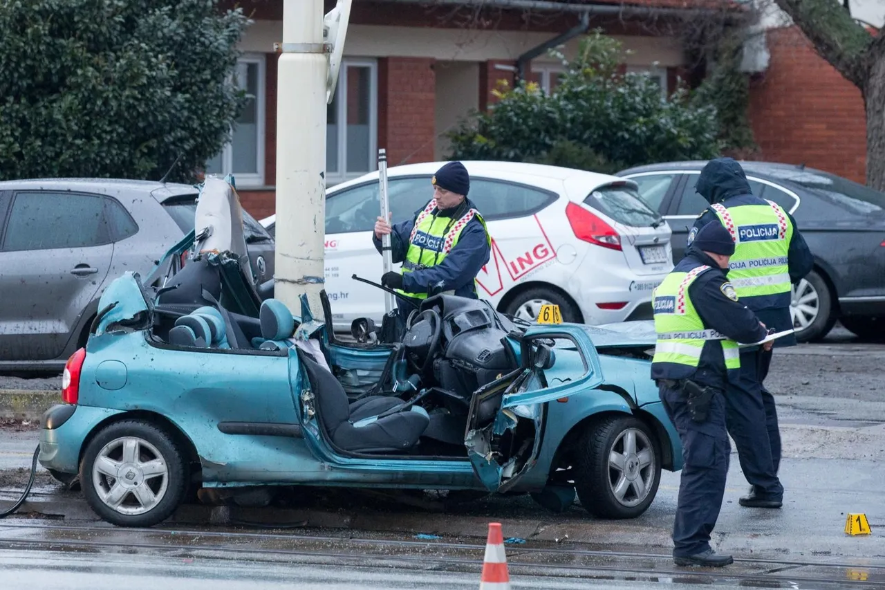 Jedna osoba poginula, jedna ozlijeđena u prometnoj nesreći na kružnom toku u Osijeku