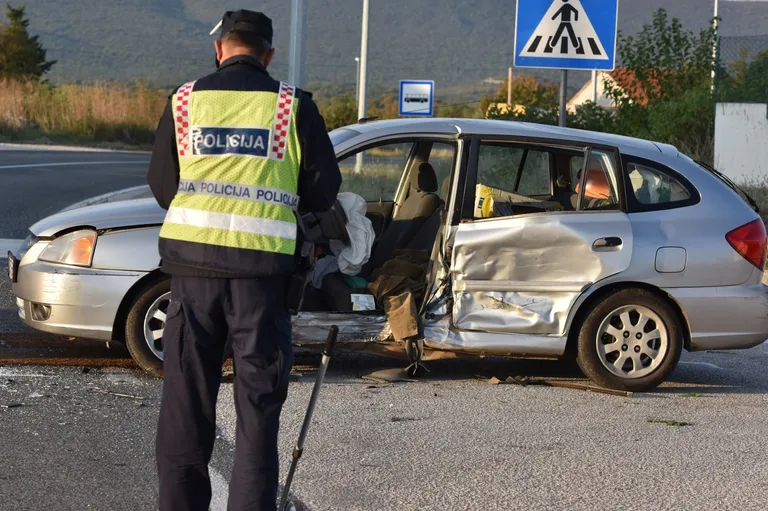 Konjevrati: Policijski očevid prometne nesreće gdje su četiri osobe ozlijeđene