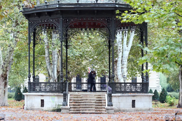 Njima ne smeta kiša: dvoje mladih razmjenjuju poljupce u romantičnoj atmosferi glazbenog paviljona na Zrinjevcu