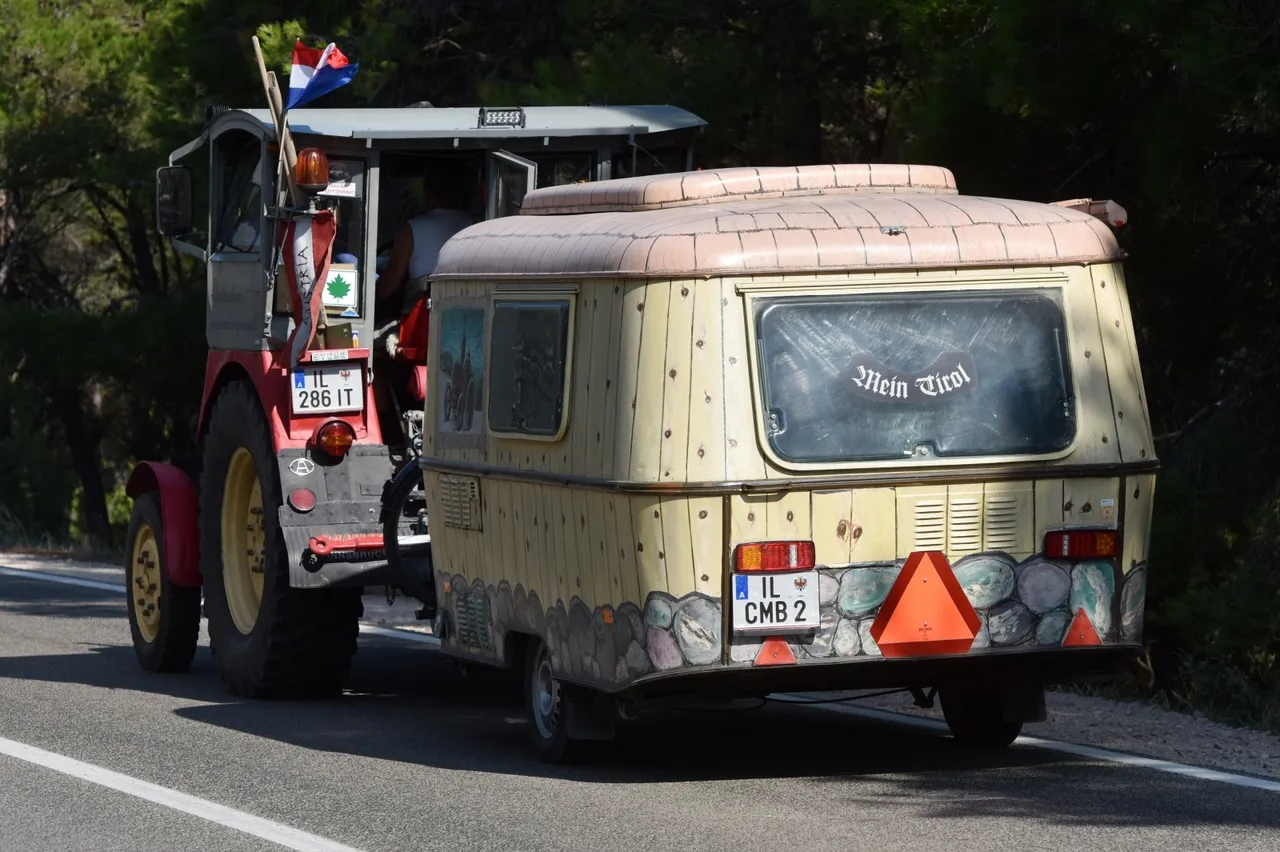 Turist iz Austrije na traktoru s kamp kućicom oduševio vozače na Jadranskoj magistrali