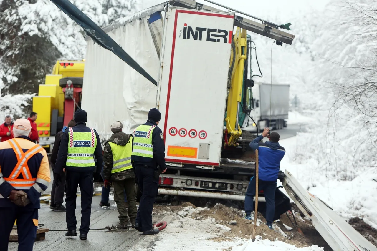 Izvlačenje kamiona s prikolicom koji je sletio prije dva dana s ceste