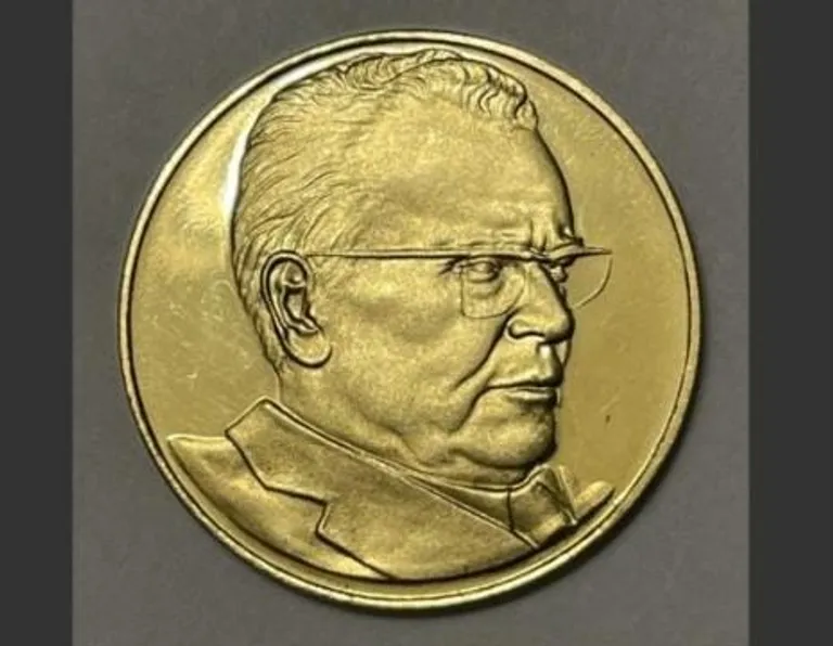 Medalja s likom Josipa Broza Tita teži 12 grama, a iz 1977. je godine, za Titov 85. rođendan. Košta točno tisuću eura.