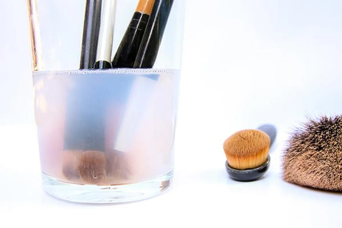 Kako brzo i učinkovito očistiti kistove za šminku?
