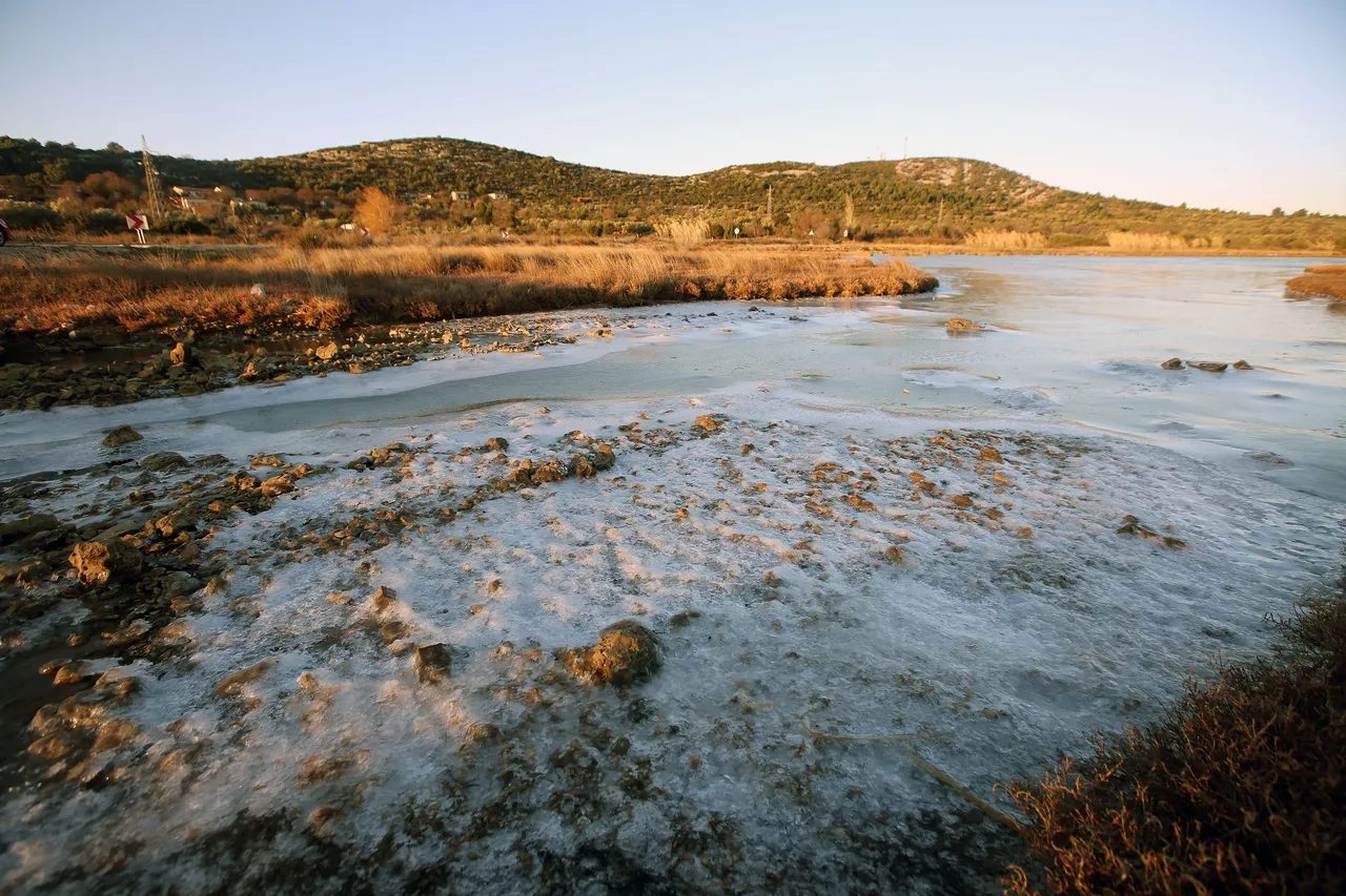 Tisno: Zbog niskih temperatura i orkanske bure zaledilo se more u uvali Ivinje