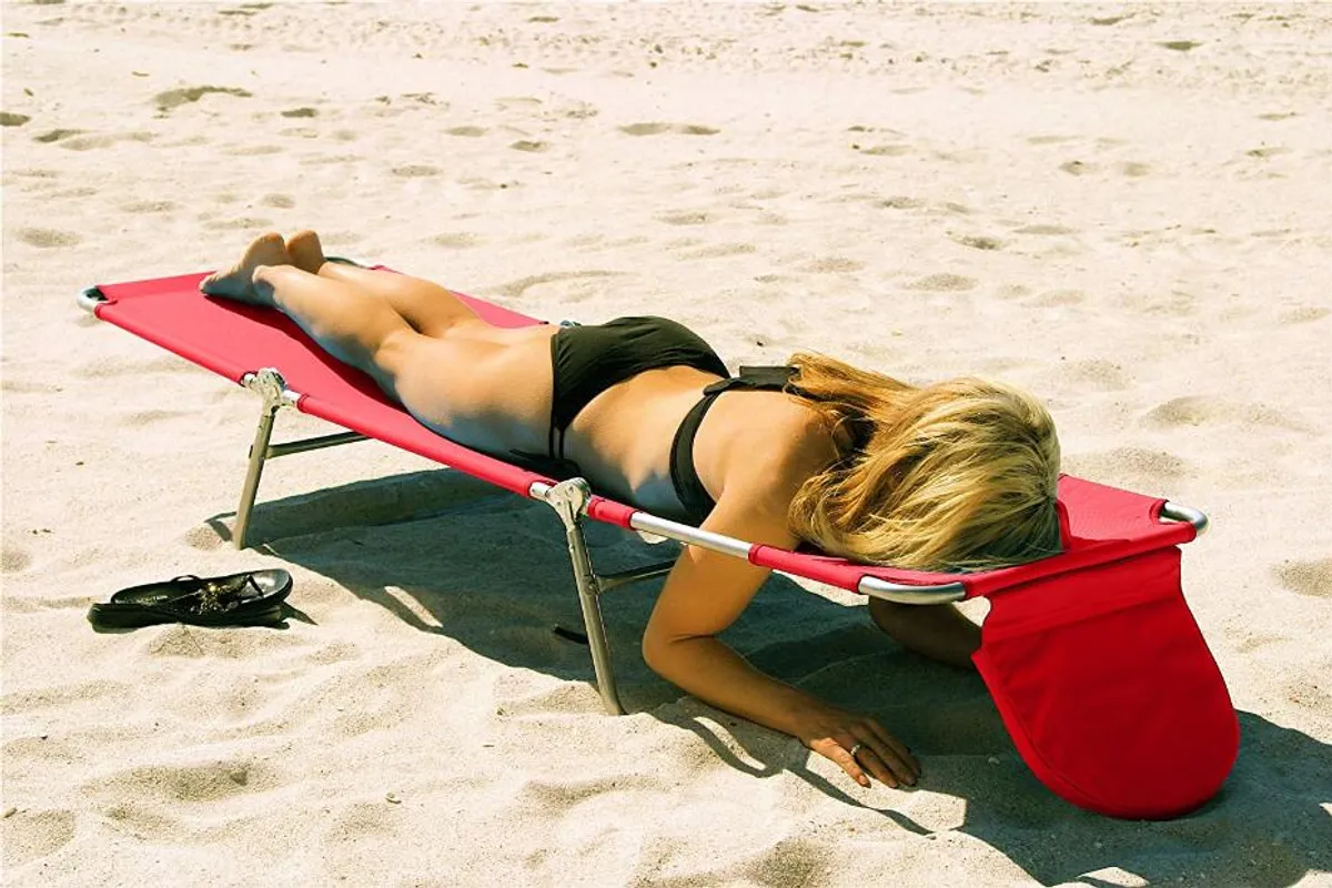 Ležaljka za plažu koja je 'must have' dodatak za sve ljubiteljice čitanja