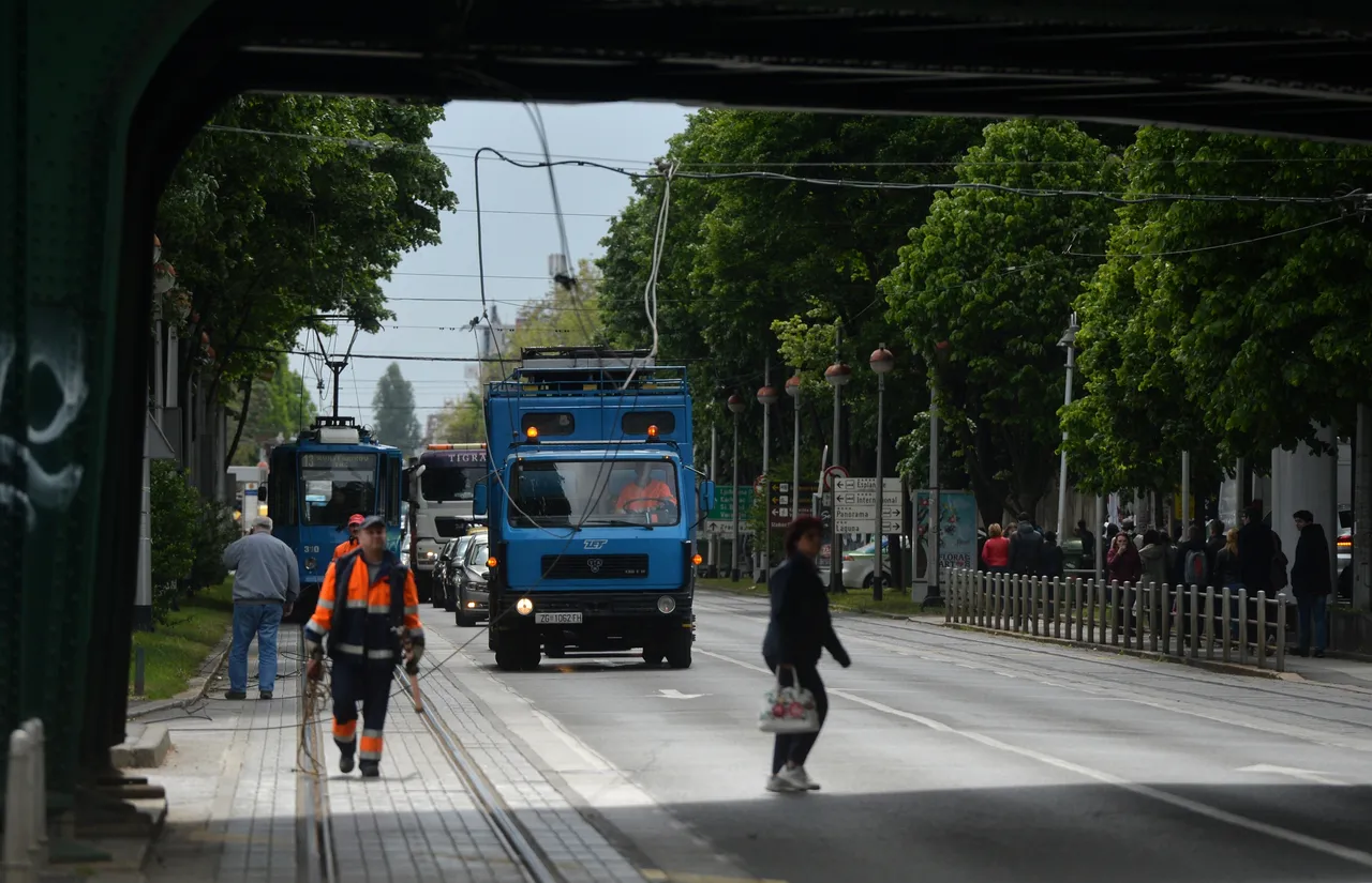 Kamion potrgao tramvajske vodove u Savskoj ulici