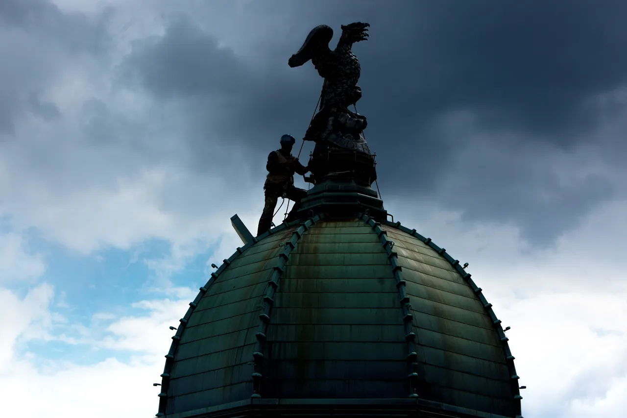 Postavljanje skulpture dvoglavog orla na vrh gradske ure na Korzu u Rijeci