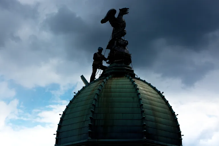 Postavljanje skulpture dvoglavog orla na vrh gradske ure na Korzu u Rijeci