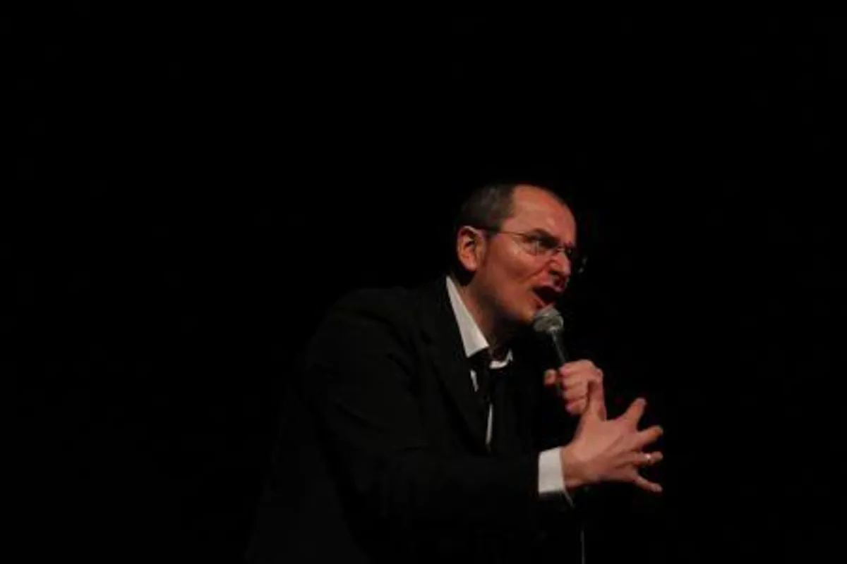 Stand up komičar Pedja Bajović nastupio u prepunoj Sceni Vidra
