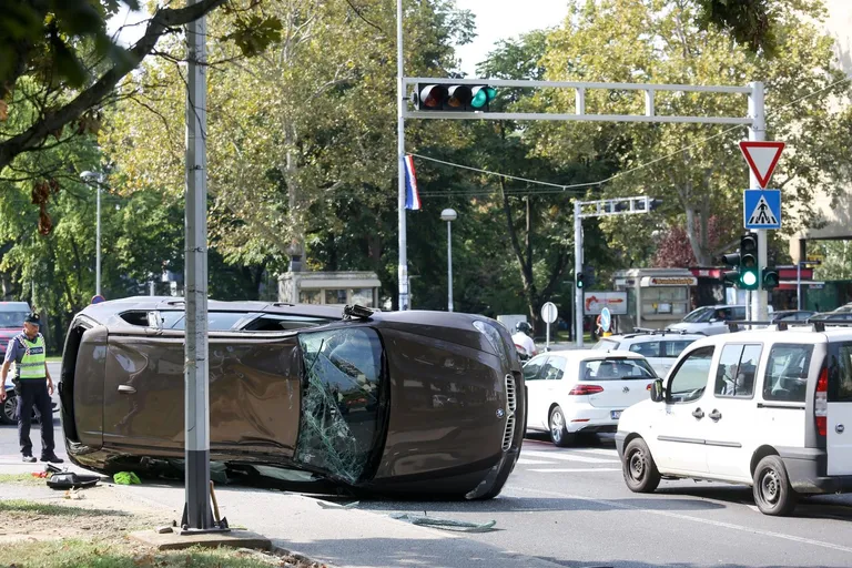 Zagreb: Prometna nesreća na križanju Vukovarske i Koranske ulice, auto završio na krovu