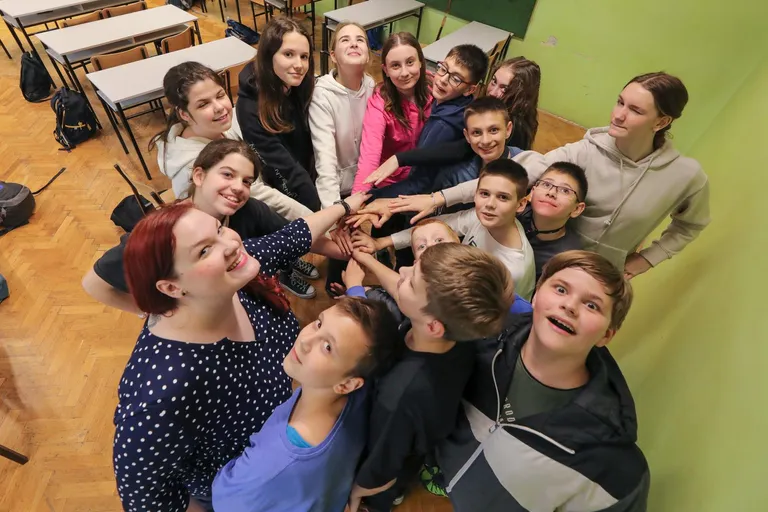 Osijek, učiteljica podučava učenike