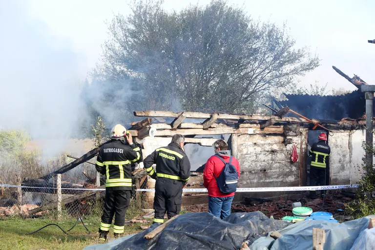 Tragedija u Vojniću: Jedna osoba preminula u požaru obiteljske drvene kuće