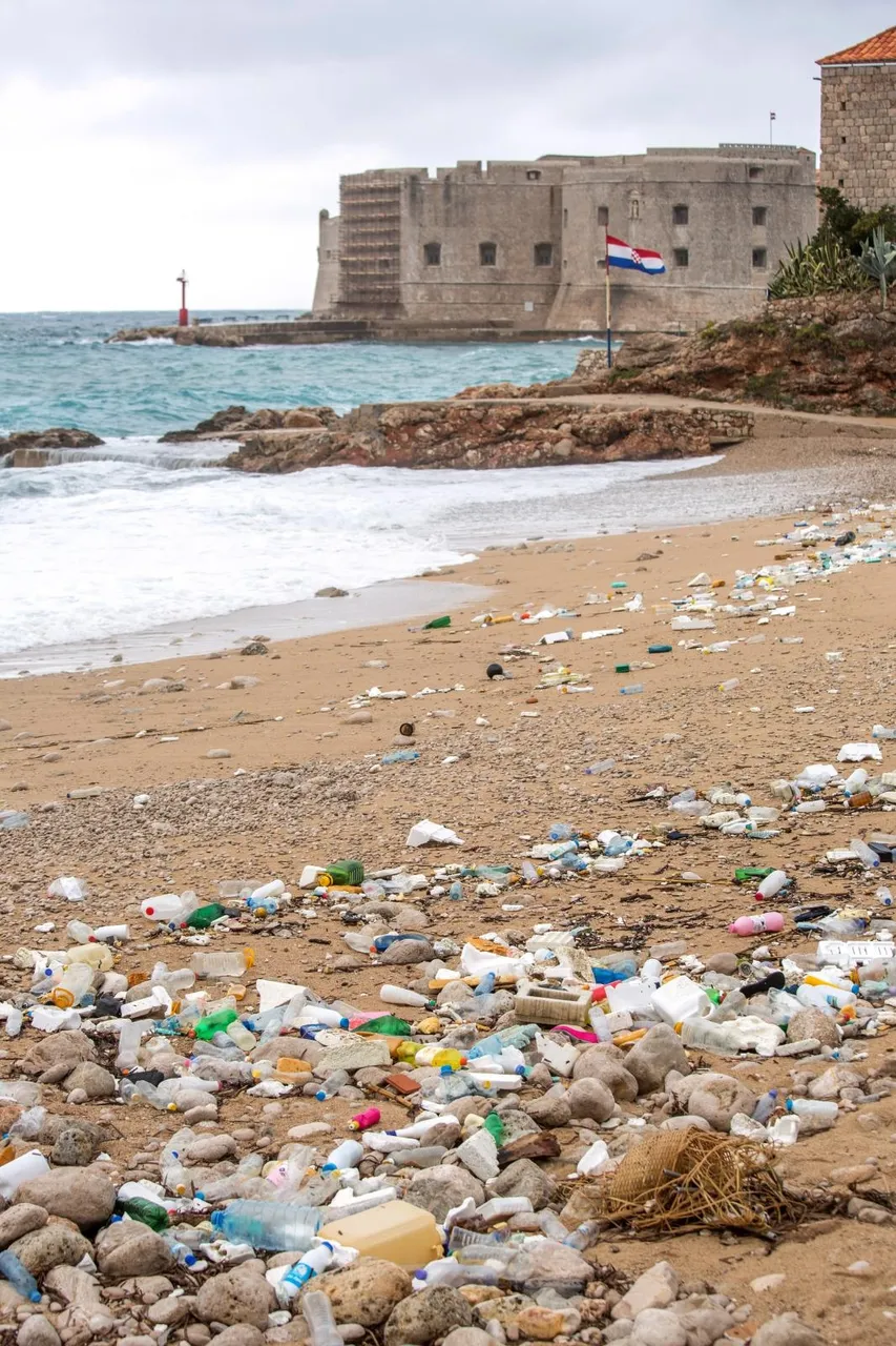 Nanosi smeća za koje je odgovoran čovjek učinili obalu Dubrovnika neprepoznatljivom