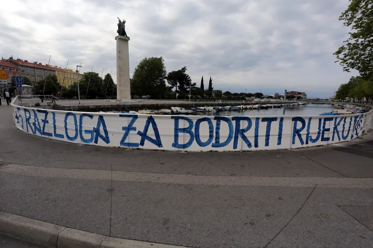 Armada transparentima slavi bodovnu prednost Rijeke nad Dinamom