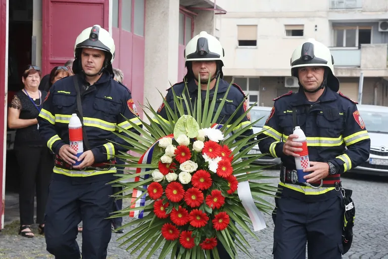 Šibenik: U znak sjećanja na vatrogasce stradale na Kornatima položeni vijenci i zapaljene svijeće