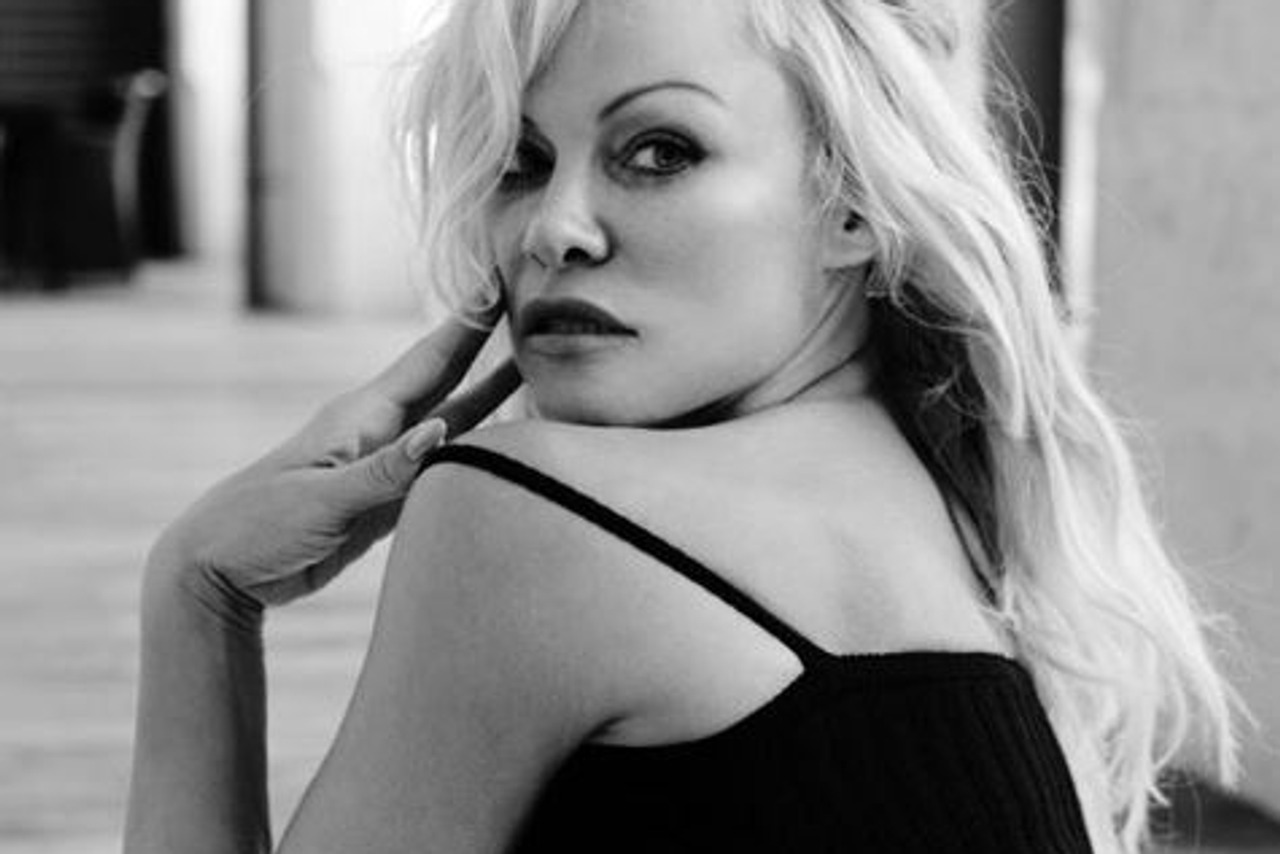 Pamela Anderson Se U 50 Toj Fotkala Potpuno Gola U Naručju Mlađahnog Baletana 2805