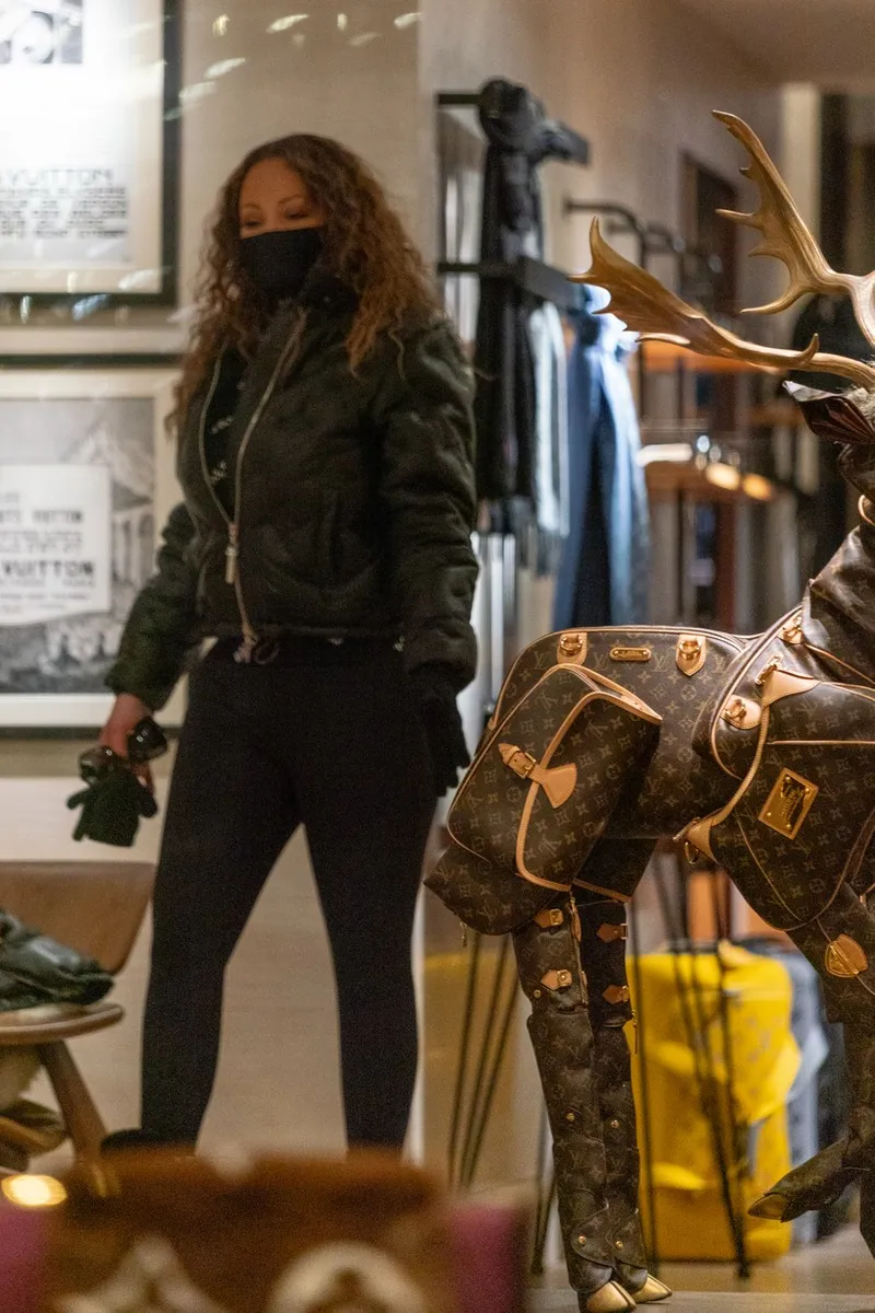 Diva Mariah Carey u ležernom izdanju je otišla u Louis Vuitton trgovinu u Aspenu i počastila se pokojim modnim dodatkom.