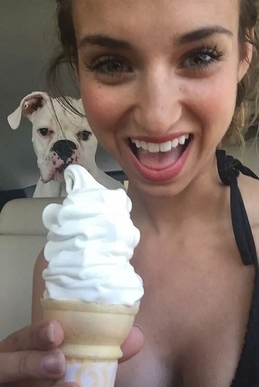 funny-selfie-background-reflection-fails-54-589ad8d5307fa__605