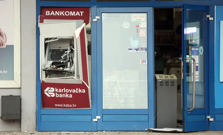 Karlovac: u noći raznijeli bankomat Karlovačke banke