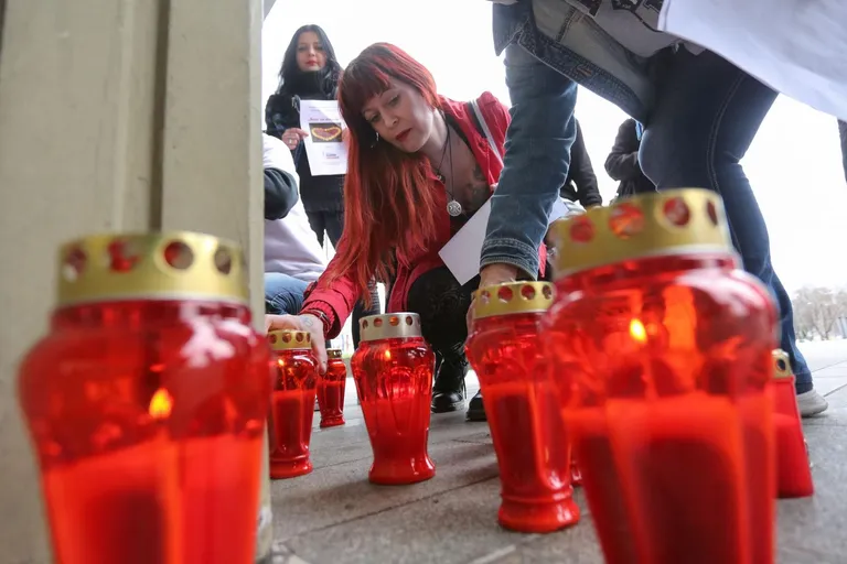 Akcija paljenja svijeća za žrtve ovršnog zakona ispred poslovnice Fine