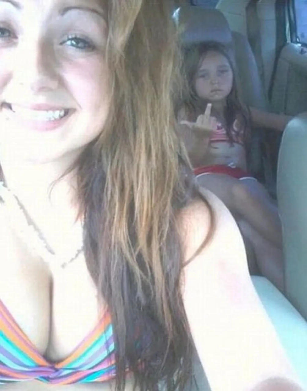 funny-selfie-background-reflection-fails-58-589adabd115c8__605