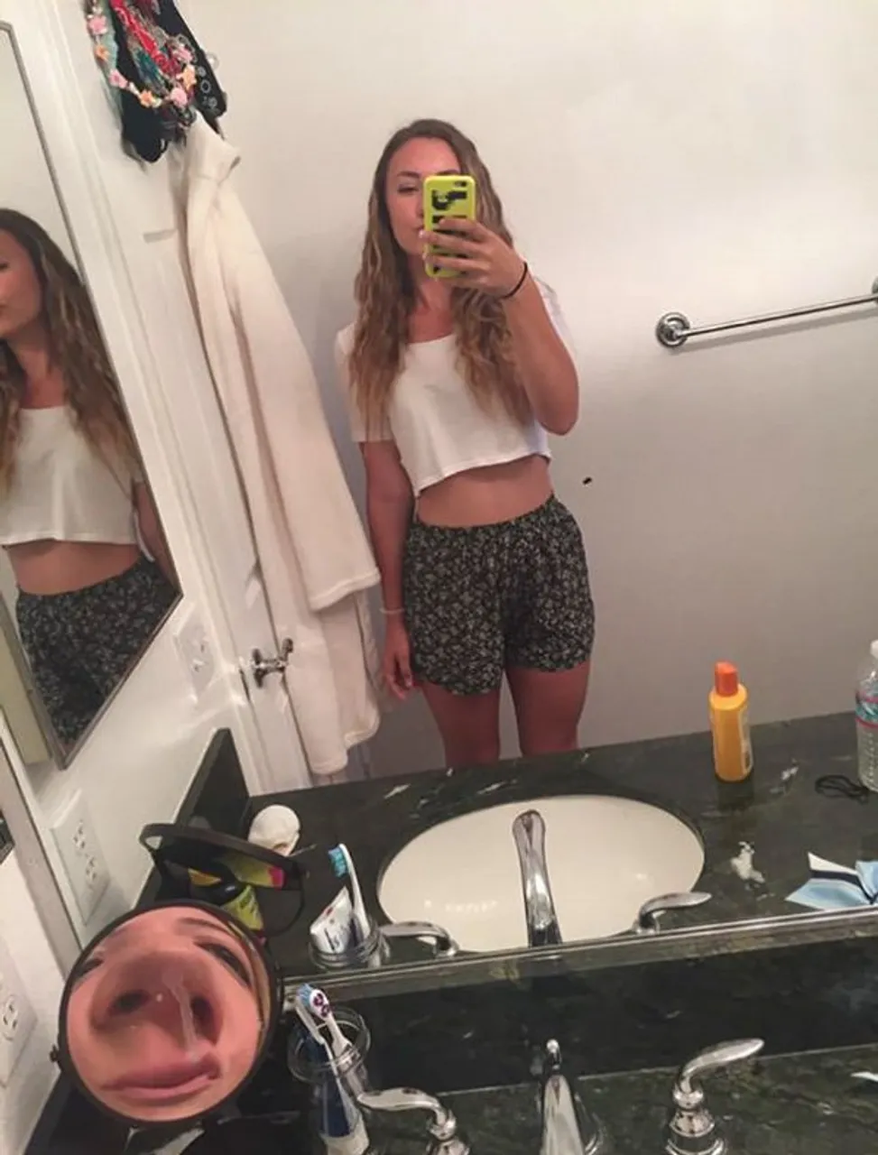 funny-selfie-background-reflection-fails-25-589980e6c80f0__605